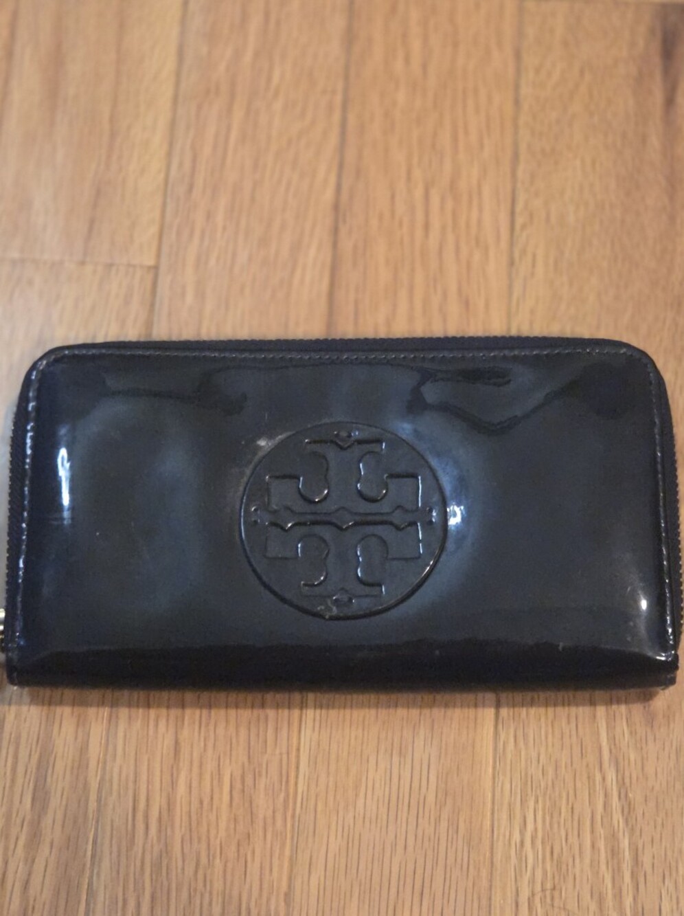 Tory Burch Dark Navy/Black Patent Leather Zip-Around Wallet with Logo Medallion